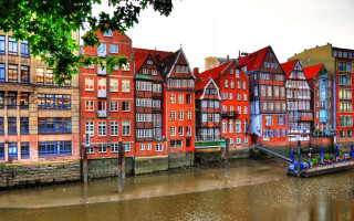 Buildings river boat bridge scenery - a bridge in the background free wallpaper