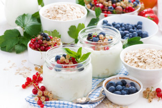 Cereal fruit yogurt berries table - professional food photography free wallpaper for desktop