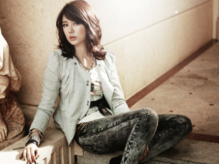Woman sitting ledged statue necklace - a ledge next free wallpaper