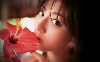 Woman flower mouth looking up - a blurry background of the image free wallpaper
