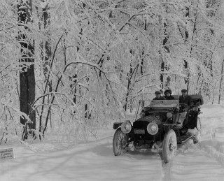 Vintage car snow covered forest - still free wallpaper