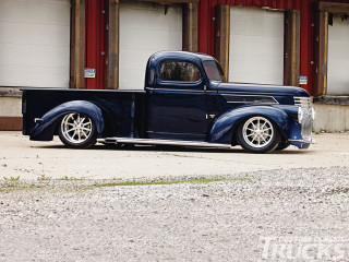 Blue truck red door striped - a blue truck free wallpaper