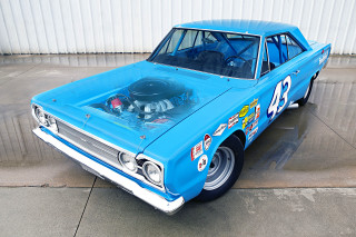 Blue car engine hood garage - a garage free wallpaper