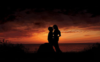 Couple kissing sunset ocean red - a couple kissing in front free wallpaper