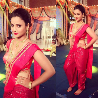 Woman red sari gold jewelry 3 - front free wallpaper