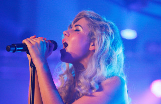 Blonde woman singing microphone stage - a concert free wallpaper