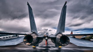 Jet plane airport tarmac cloudy - hard surface free wallpaper