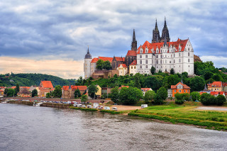 Castle hill river town bridge - a castle free wallpaper