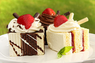 Plate cakes strawberry outside table - outside free wallpaper