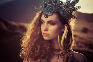 Woman crown horns hand image - a crown free wallpaper