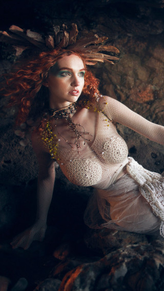 Woman red hair white dress - a necklace free wallpaper