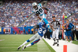Football player jumping catch ball 2 - the sideline free wallpaper