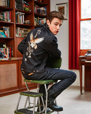 Young man stool room bookcase - a young man free wallpaper
