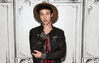 Man hat jacket posing hand - his chin free wallpaper