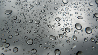 Water droplets window pane cloudy - a close up of water droplets free wallpaper