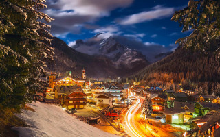 City mountain night street lights - a city free wallpaper