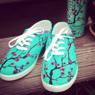 Blue shoes pink flowers bench - free retro wallpaper