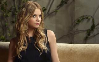 Woman couch long hair black - a couch free wallpaper