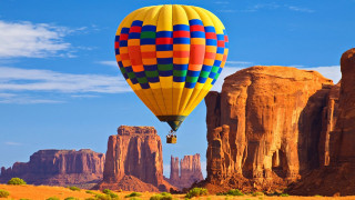 Hot air balloon desert landscape - over a desert landscape free wallpaper