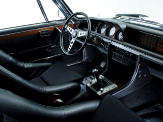 Car dashboard steering wheel clock 3 - a car dashboard free wallpaper