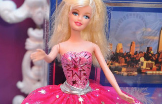 Barbie pink dress city christmas - feature free wallpaper
