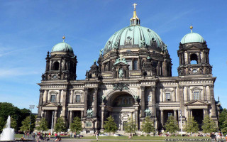 Large building dome fountain people - berlin secession free wallpaper