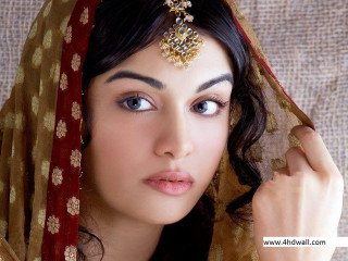 Woman headpiece veil serious expression - her face free wallpaper