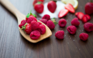 Wooden spoon filled raspberries lemon - claire dalby free wallpaper