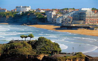 Beach buildings water city background - a bunch of buildings free wallpaper