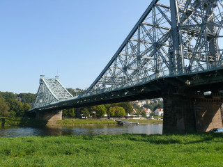 Bridge river boat background bridge - a bridge in the background free wallpaper