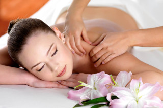Woman back massage spa flowers - her shoulder free wallpaper