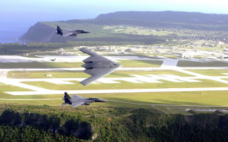 Jets flying green hillside mountain - great composition free wallpaper