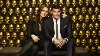 Man woman bench skulls gold - free love wallpaper