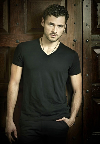 Man wooden door black shirt - a wooden door free wallpaper