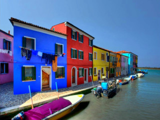 Colorful houses water boats row - the side of the water free wallpaper