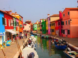 Canal boats colorful buildings people - colorful free wallpaper