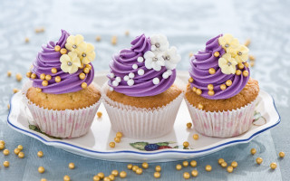 Three cupcakes purple frosting flowers - gold free wallpaper