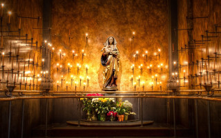 Statue crown room lights table - radiant free wallpaper