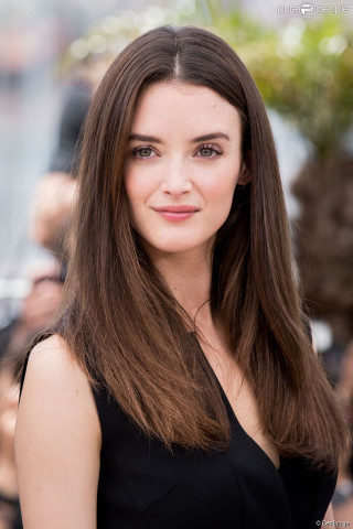 Woman long hair black dress 39 - a portrait free wallpaper