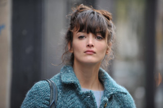 Woman handbag walking street serious - her shoulder free wallpaper