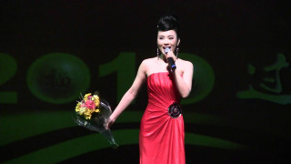 Woman red dress bouquet microphone - cao zhibai free wallpaper