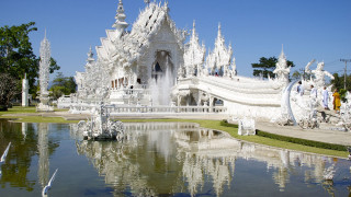 White building fountain bird flying - a white building free wallpaper