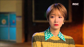 Woman yellow sweater green scarf - a yellow sweater free wallpaper