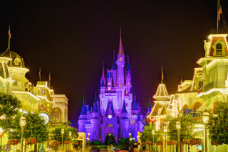 Castle lit up night clock 3 - a castle free wallpaper