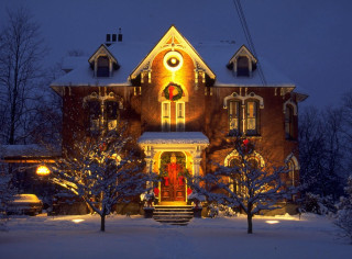 House wreath snow winter decoration - a wreath free wallpaper
