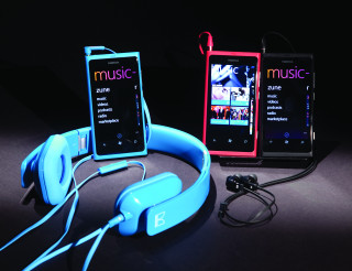 Headphones cell phone table next - ella guru free wallpaper