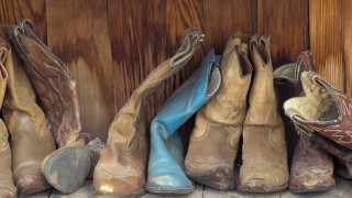Cowboy boots wooden wall blue - western free wallpaper