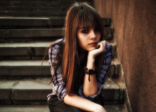 Woman sitting steps hand chin - her chin free wallpaper