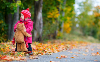 Girl pink coat teddy bear - a little girl free wallpaper