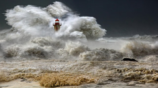 Lighthouse wave ocean black sky - a black sky background free wallpaper